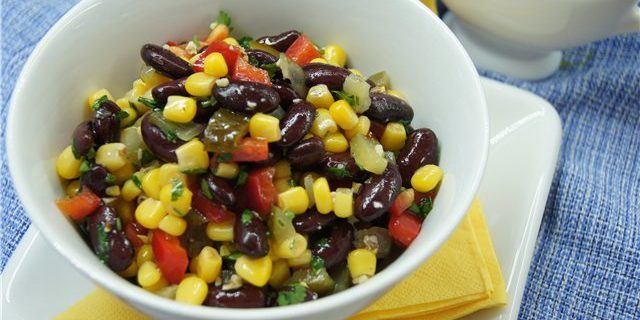 Saláta kukorica, bab, paprika, uborka és diófélék