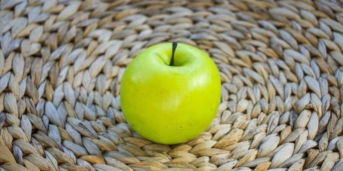 Hogyan lehet megszabadulni a fokhagyma és a hagyma szagától a szájából: együnk egy almát