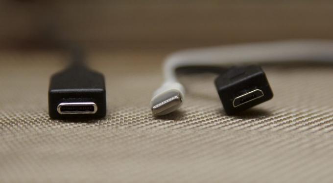 Balról jobbra: C típusú USB-, Lightning, micro USB