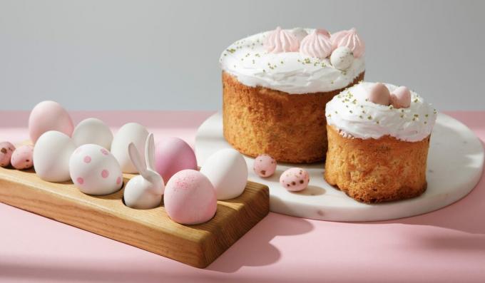 Húsvéti sütemények tejföllel, mandulával, mazsolával és fűszerekkel