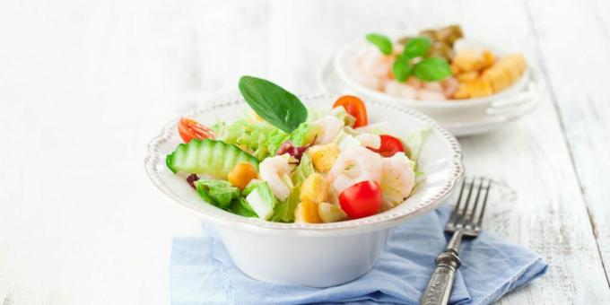 Saláta garnélarákkal, paradicsommal és uborkával