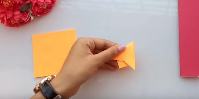 Vágja ki a papírt, három különböző színű, két azonos kis négyzet