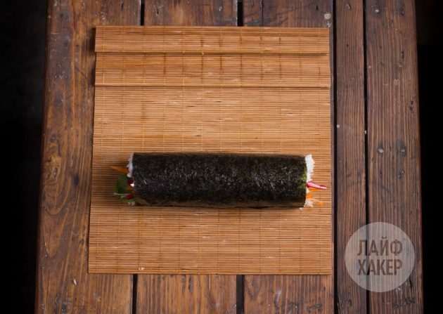Hogyan készítsünk sushirritót: Szőnyeg segítségével óvatosan görgesse meg a tekercset