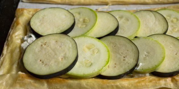 Feta torta: Helyezzen padlizsánt és cukkinit a torta tetejére