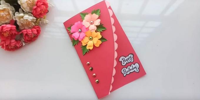 Hogyan tegyük egy kártyát a virágok születésnapját kezével