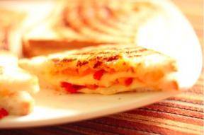 Reggeli 10 percre: melegszendvics sajttal és borssal