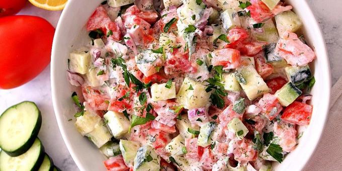 Saláta uborka és paradicsom hagymával és tejfölös öntettel