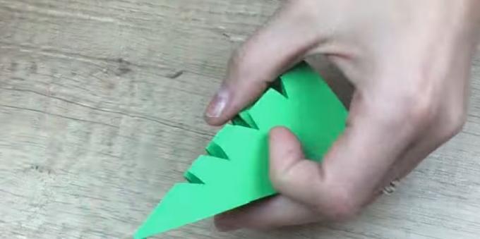 Karácsonyi kártyák a kezüket: Cut háromszögek