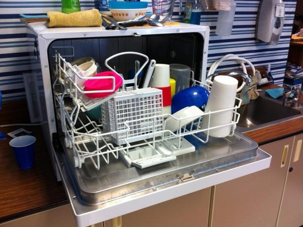 Hogyan kell használni a mosogatógépet: mosás műanyag
