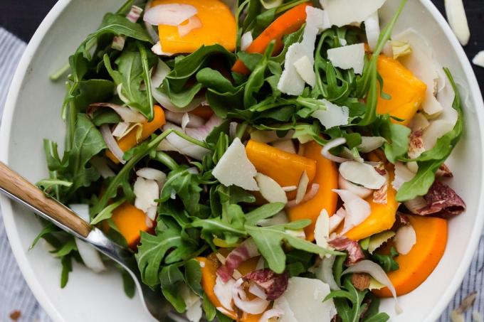 Recept: Téli egészséges saláták datolyaszilva - mandulával és parmezánnal