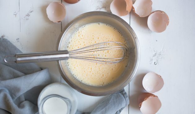 Quesadillák sajttal, örökzölddel, mustárral és rántottával: A tojást, sót és tejet habverővel keverjük fel.