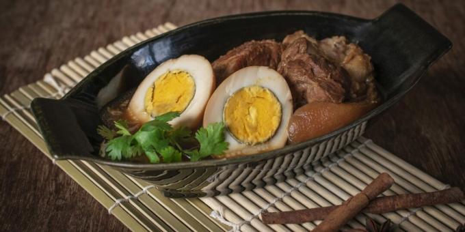 Fűszeres sertéshús tojással thai stílusban