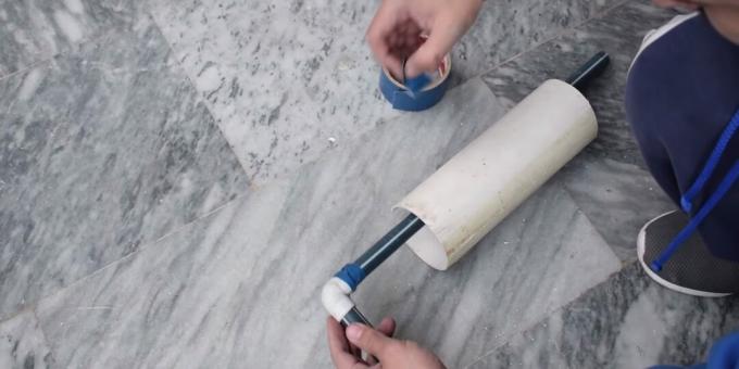 Hogyan készítsünk saját kezű szökőkutat: tekerje be a vízvezetéket ragasztószalaggal