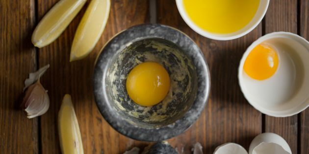 Hogyan készítsünk laskagombát aioli tésztában: dörzsölje meg a fokhagymát sárgájával és sóval