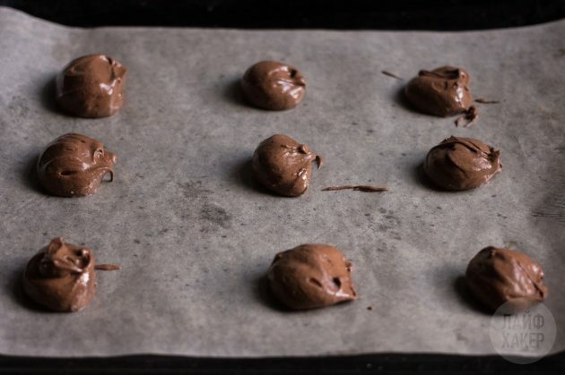 liszt nélküli csokis süti: kibéleljük a tésztát a pergamenre