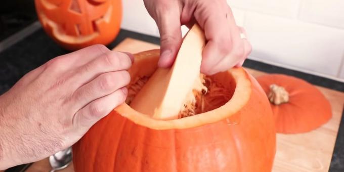 Hogyan lehet csökkenteni a sütőtök a Halloween a kezeddel: vegye ki a pépet