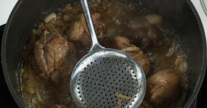 Főzni pilaf: sült húst és a hagymát