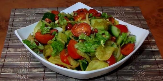 Zöldség saláta chips, mogyoró és szójaszósszal