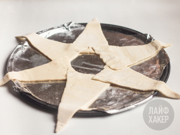 sonka- és sajtpuffasztó gyűrű: a tészta háromszögeit fedje át egy átfedő gyűrűbe egy pergamennel bélelt tepsire