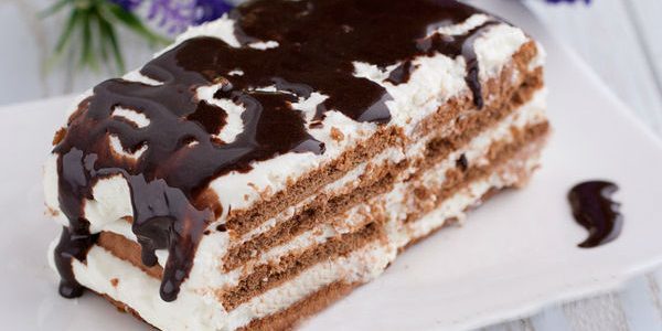 Cake tészta tejszínhabbal és csokoládé jegesedés