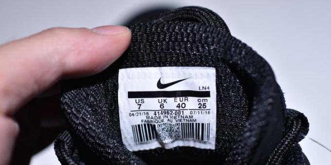 Eredeti és hamisított cipők Nike: keressük a címke jelzi a méret a gyártási ország, és a kódot