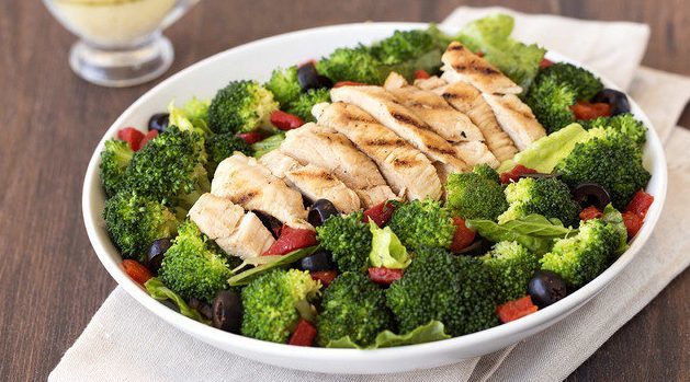 Fűszeres csirke saláta és brokkoli