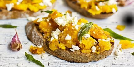 Tök ételek: bruschetta sütőtök és kecskesajttal