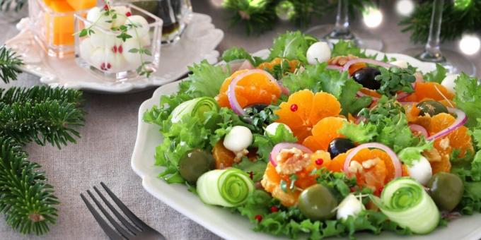 Könnyű ünnepi saláta mandarinnal, olajbogyóval és sajttal