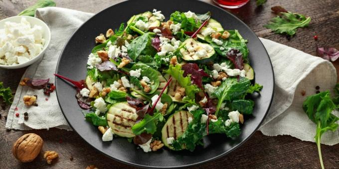 Grillezett saláta cukkinivel, fűszernövényekkel és fetával