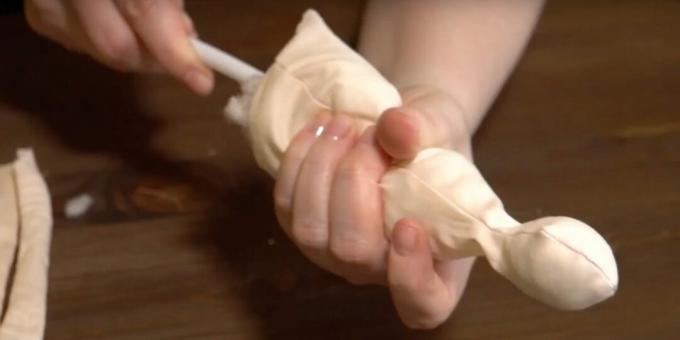 Hogyan varrjunk egy Tilda babát: töltse ki az üres részeket