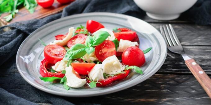 Mozzarella saláta cseresznyével és sült paprikával: egyszerű recept