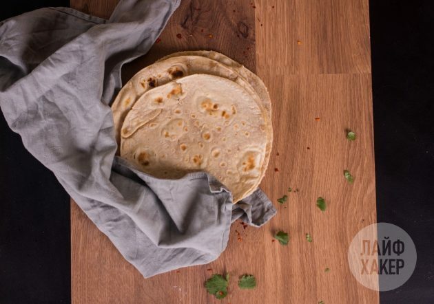 Csirke, kukorica és paradicsom salsa quesadilla elkészítése: A tortilla-darabokat száraz serpenyőben aranybarnára sütjük.