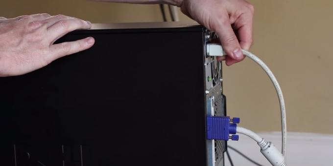 Az SSD csatlakoztatása asztali számítógéphez: Kapcsolja ki és húzza ki a kábeleket