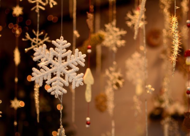 Díszíteni a karácsonyfát: hópehely papírból