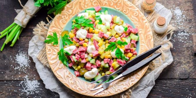 Saláta kolbásszal, uborkával és borsóval 10 perc alatt