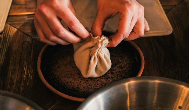 Khinkali recept: kezdje el harmonikával gyűjteni a tésztát