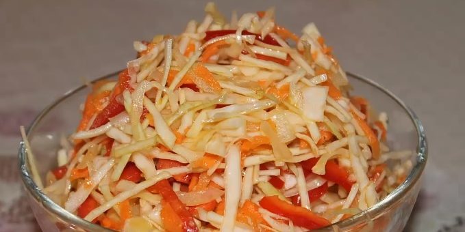 Saláták káposzta a tél: káposztasaláta sárgarépa, paprika és hagyma