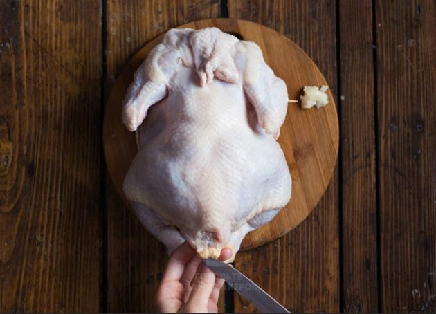 Citromos kemence csirke: Vágja le a farok fölötti coccygealis mirigyeket