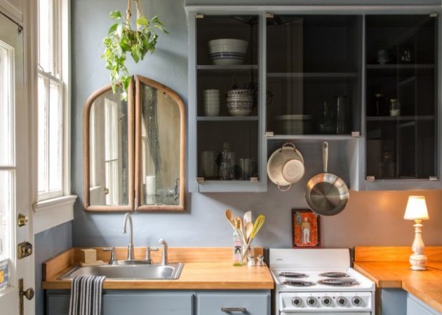 Kis konyha design: a fényes tükrök és bútorok