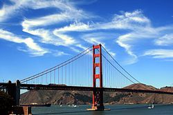 Cirrus Felhők felett Golden Gate híd