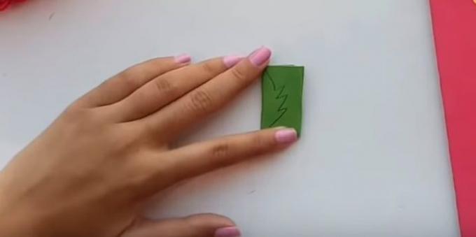 Születésnapi kártya saját kezűleg: vágott zöld papír levelek