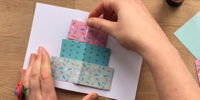 Vágja ki egy téglalapot a színes papír három rétegből jövő mérete torta