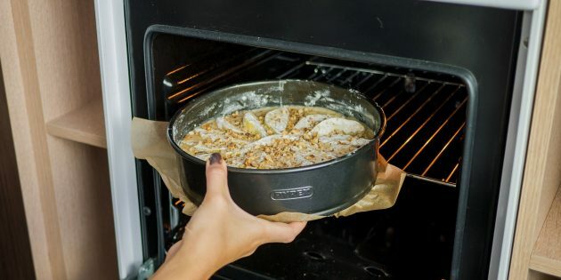 Pite körtével és dióval: 180 ° C-ra előmelegített sütőben 25-50 percig sütjük