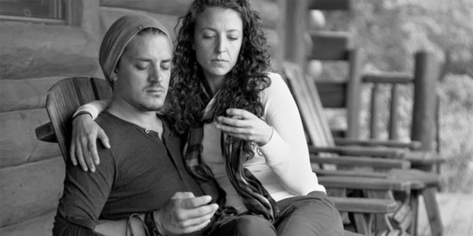 Emberek nélkül smartphone ülve