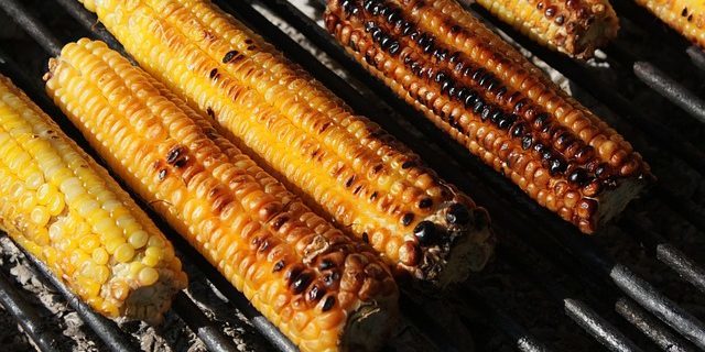 Receptek a grill: kukorica és a vaj gyógynövények