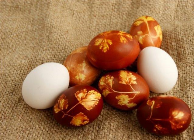 Hogyan készítsünk húsvéti tojást: a jó ötletek és természetes színezékek