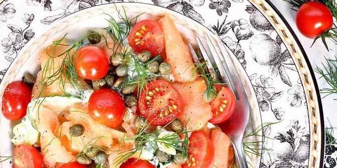 Saláta piros hal, kapribogyó és koktélparadicsommal