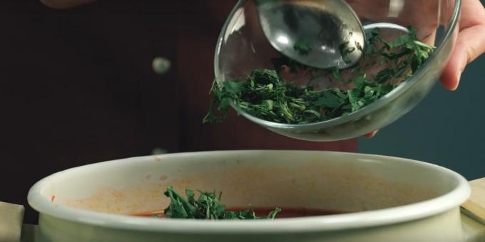 Főzni leves: Vessétek a babérlevelet és apróra vágott zöld. 