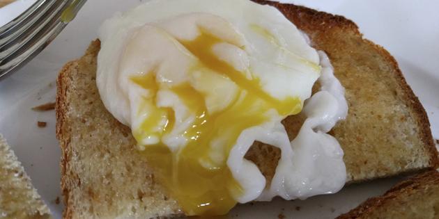 gyors recepteket: buggyantott tojás pikáns mártással 