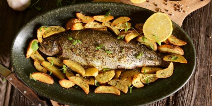 Hogyan főzzünk halat a sütőben: pisztráng burgonyával és fokhagymával